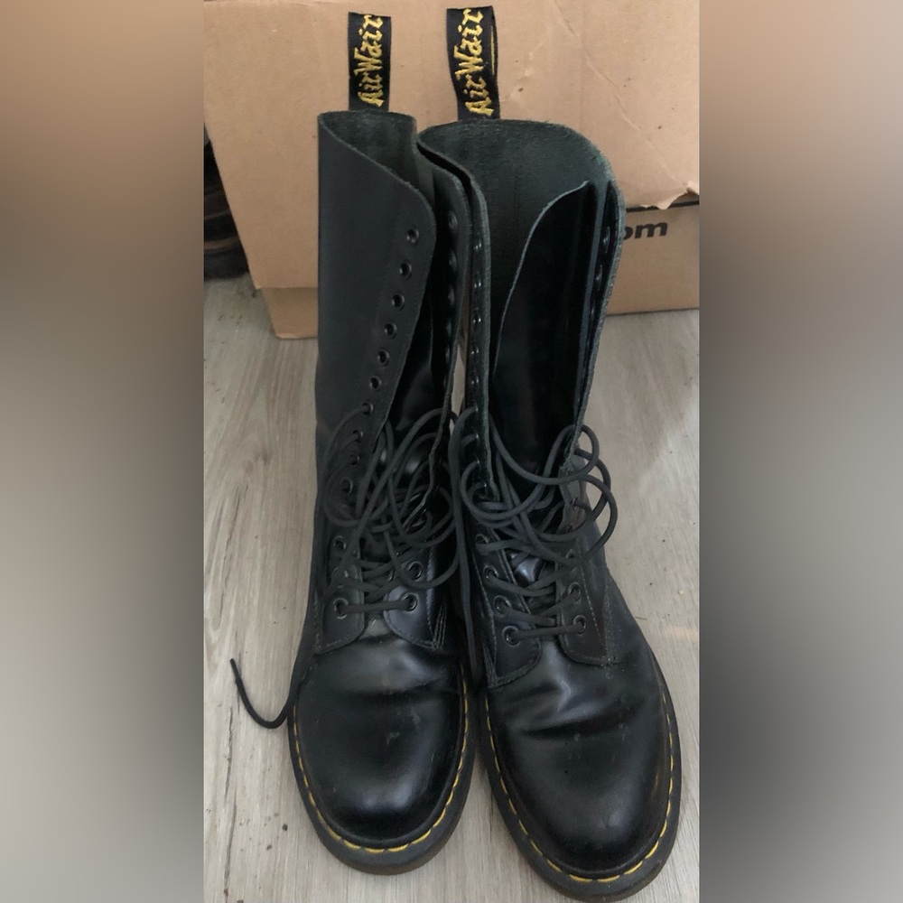 Dr. Martens 14-hole boots M9/W10